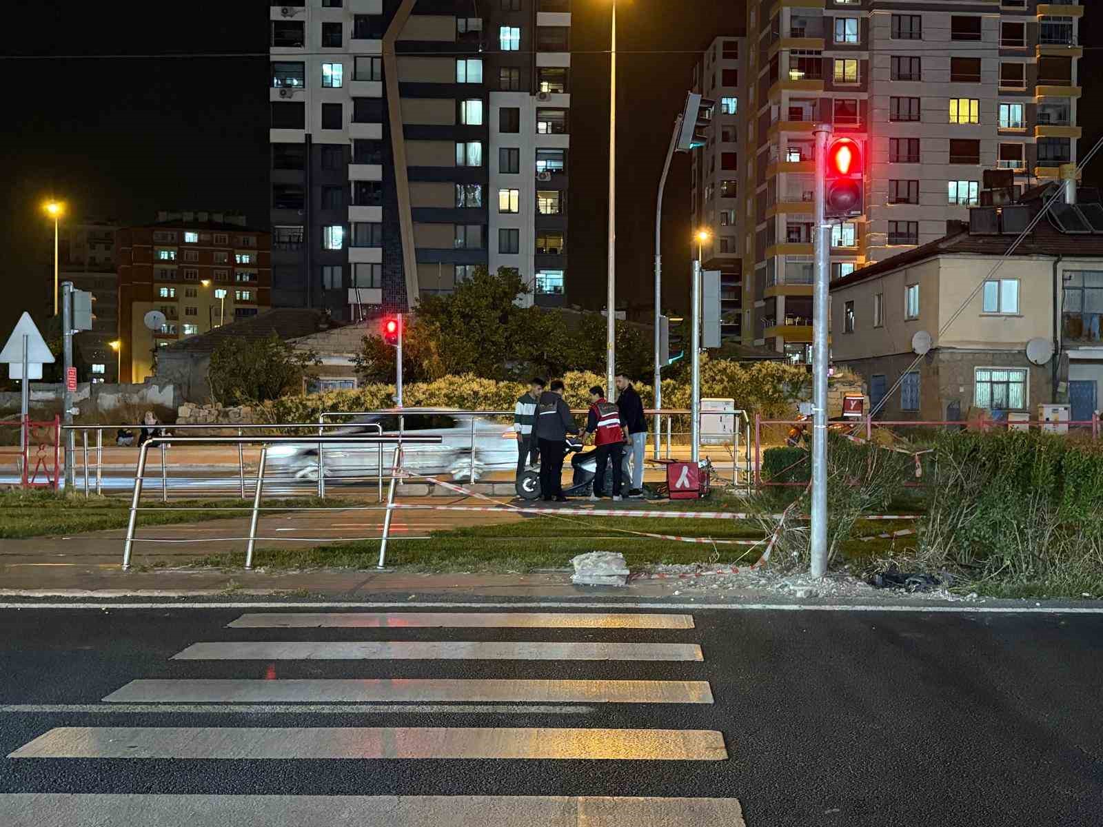 Yaya geçidinden geçmeye çalışan motosiklet tramvayla çarpıştı: 1 yaralı