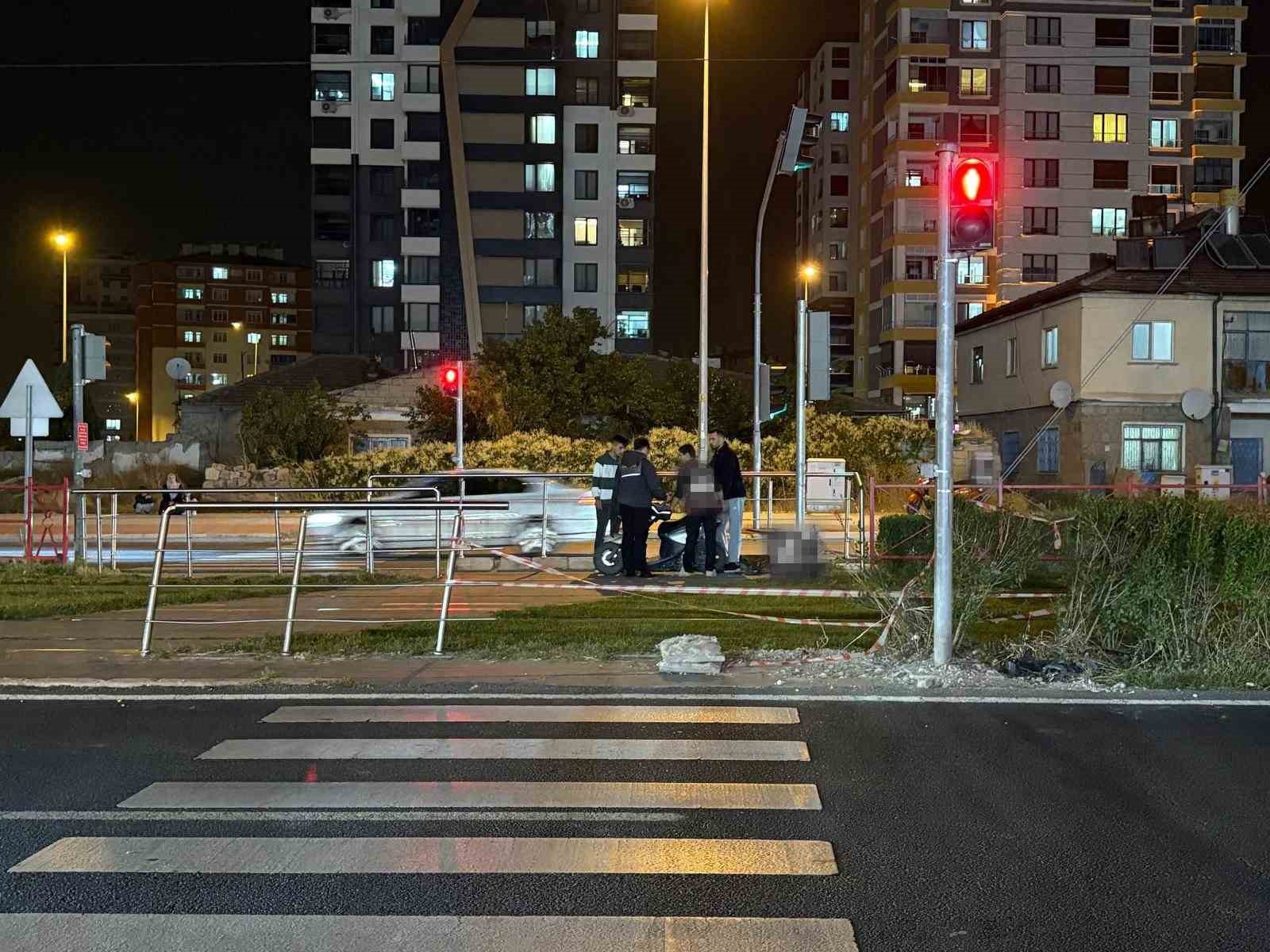 Yaya geçidinden geçmeye çalışan motosiklet tramvayla çarpıştı: 1 yaralı