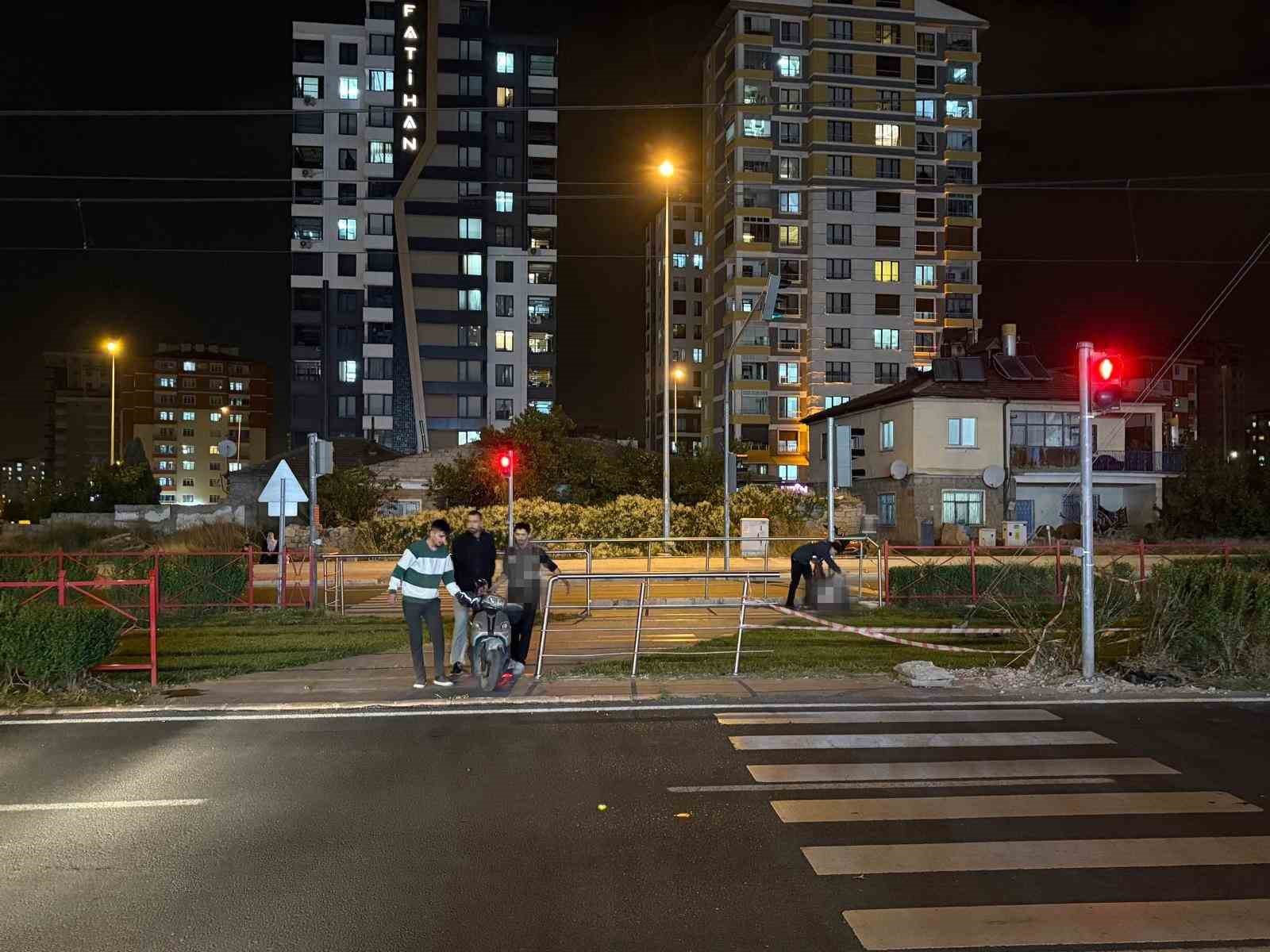 Yaya geçidinden geçmeye çalışan motosiklet tramvayla çarpıştı: 1 yaralı