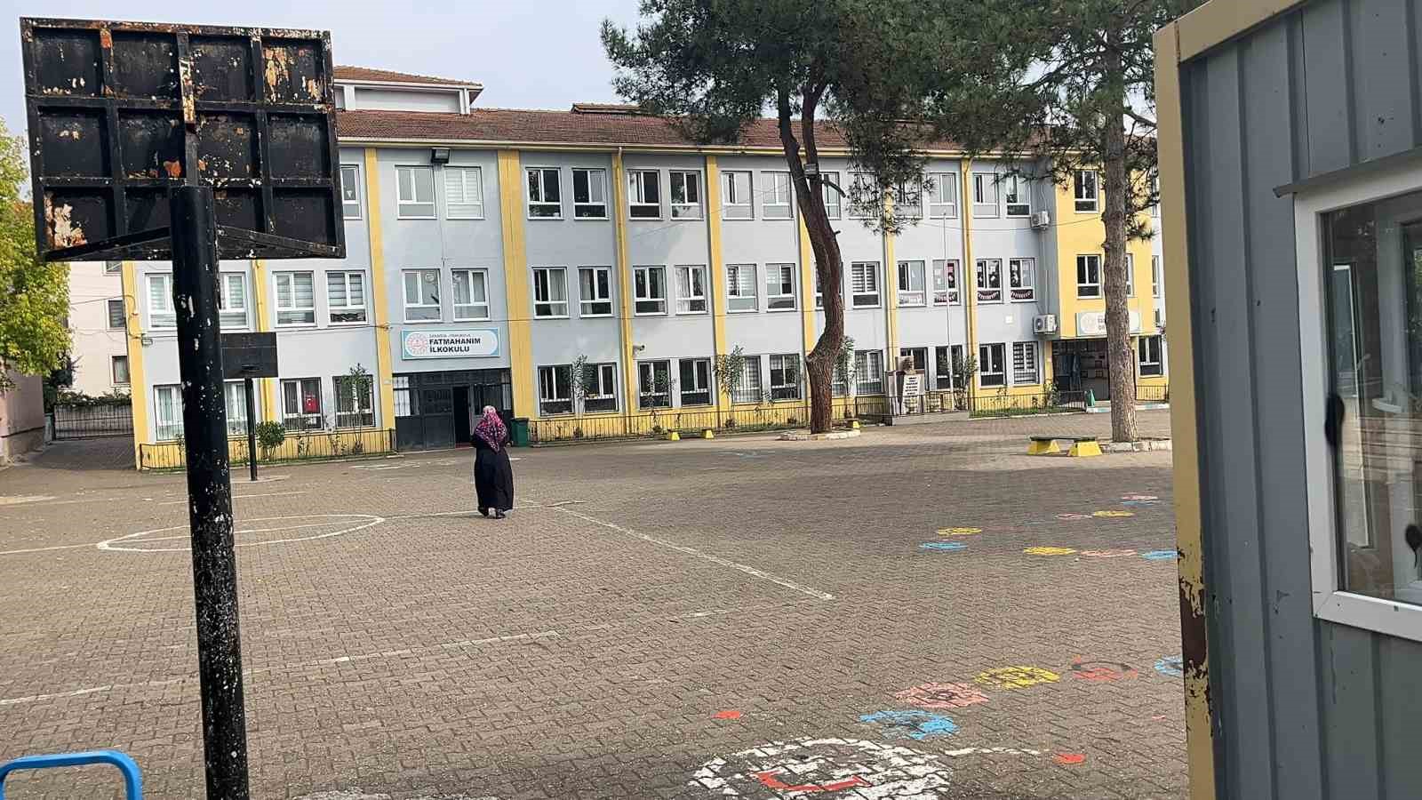 Öğrencilerin kavgasını ayıran hizmetli darbedildi, öğretmen baygınlık geçirdi