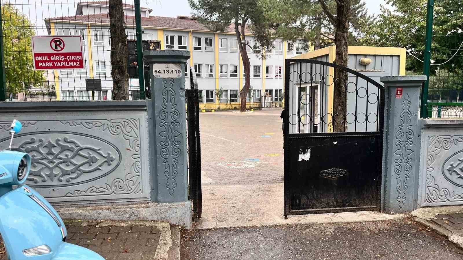 Öğrencilerin kavgasını ayıran hizmetli darbedildi, öğretmen baygınlık geçirdi