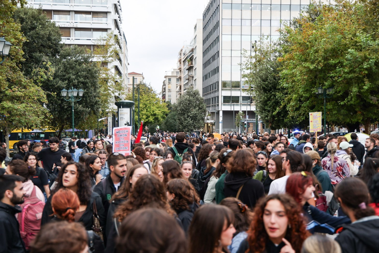 Yunanistan’da öğrenciler eğitime ayrılan ödenek yetersizliğini protesto için sokağa indi