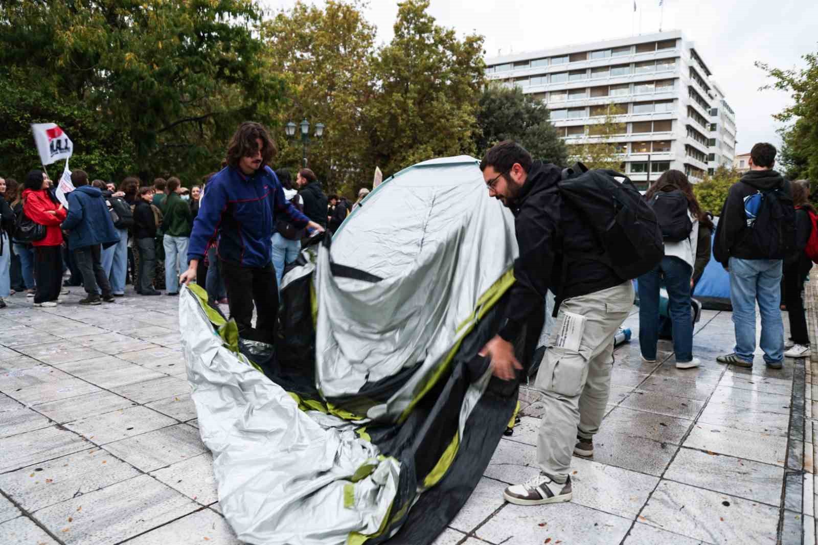 Yunanistan’da öğrenciler eğitime ayrılan ödenek yetersizliğini protesto için sokağa indi