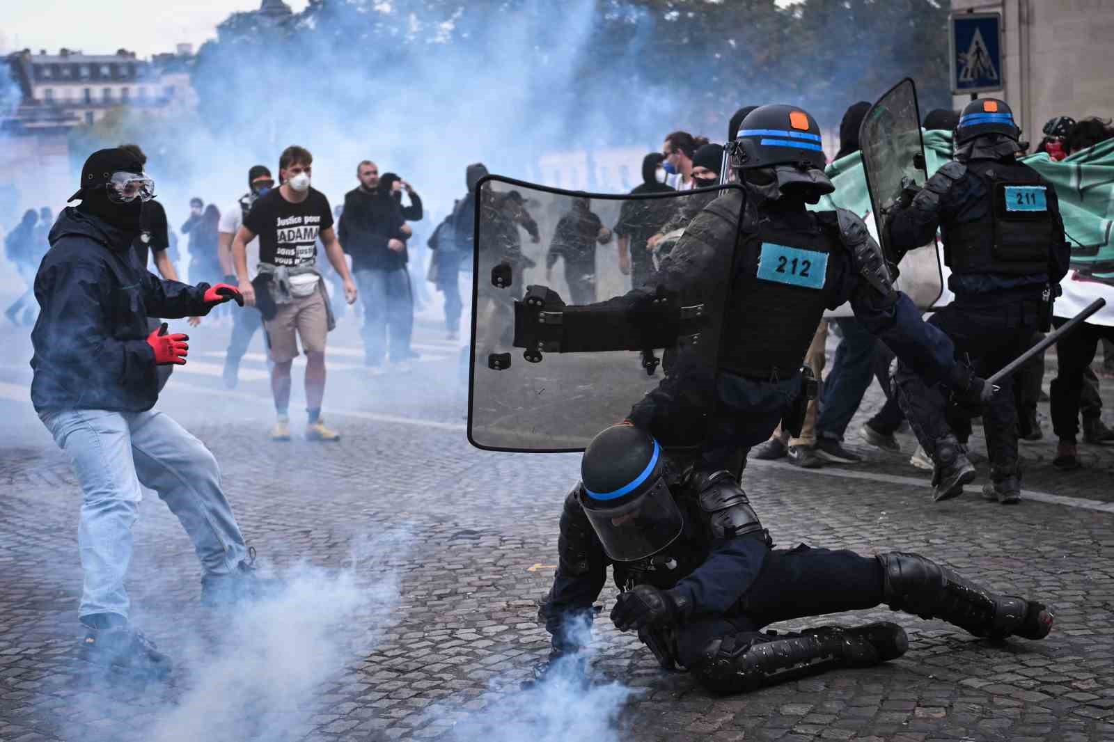 Fransa’da devam eden öğrenci protestolarında 160 binden fazla kişi sokağa indi