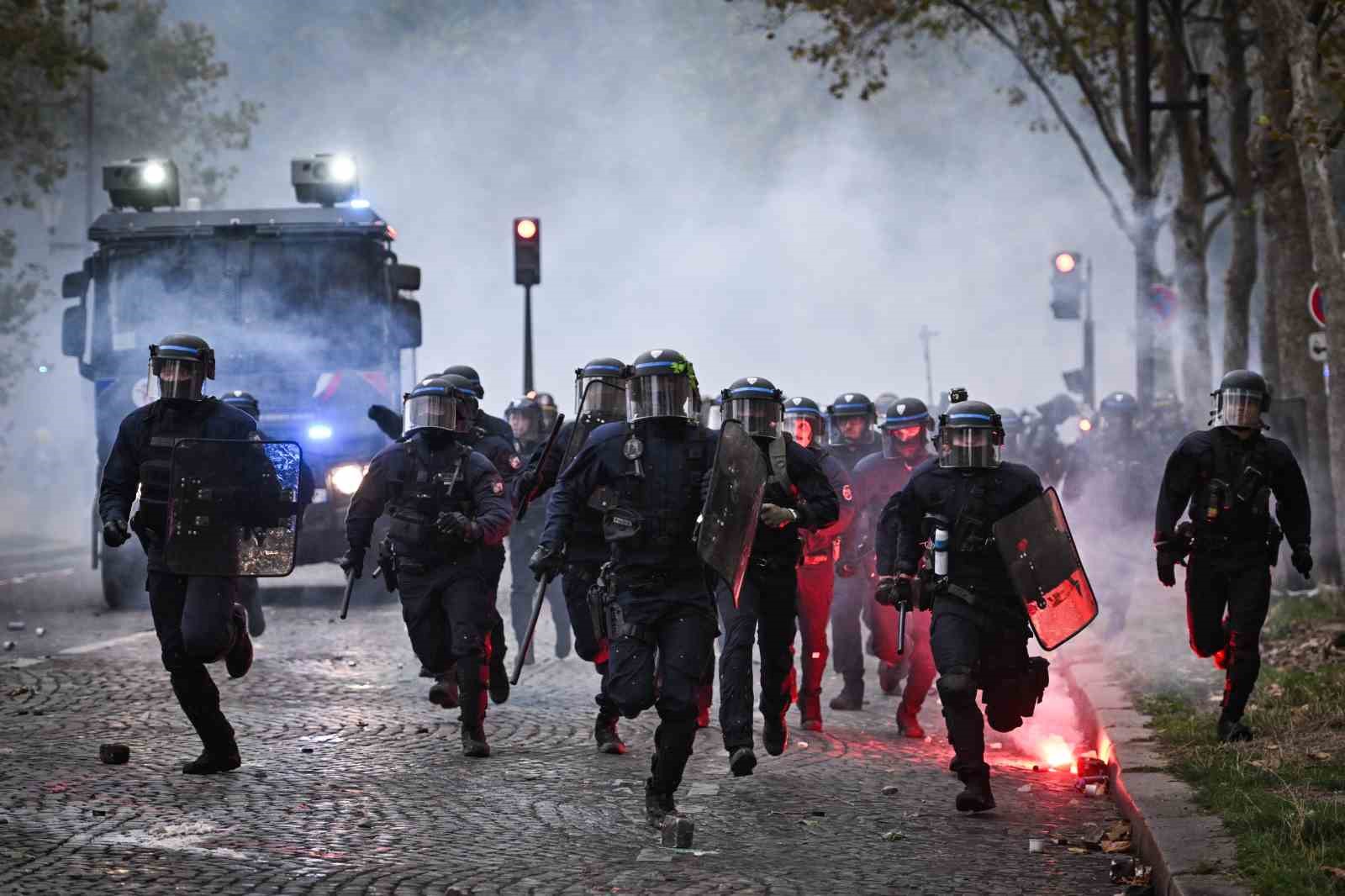 Fransa’da devam eden öğrenci protestolarında 160 binden fazla kişi sokağa indi