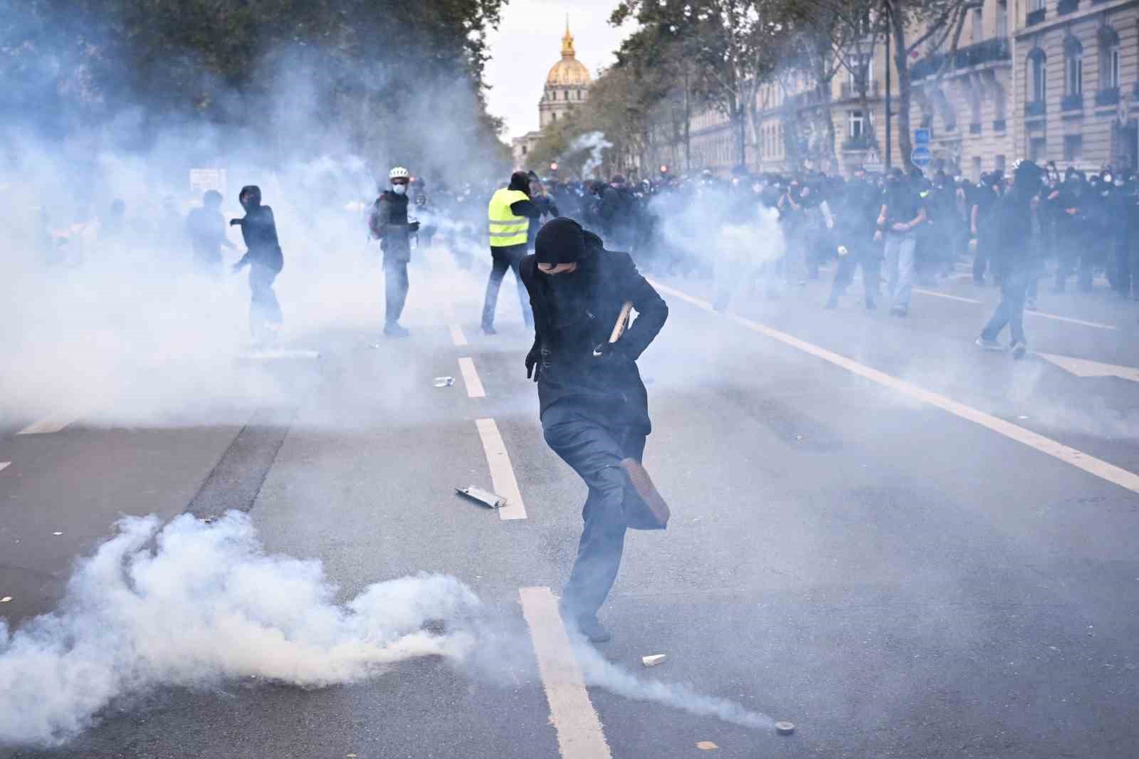 Fransa’da devam eden öğrenci protestolarında 160 binden fazla kişi sokağa indi