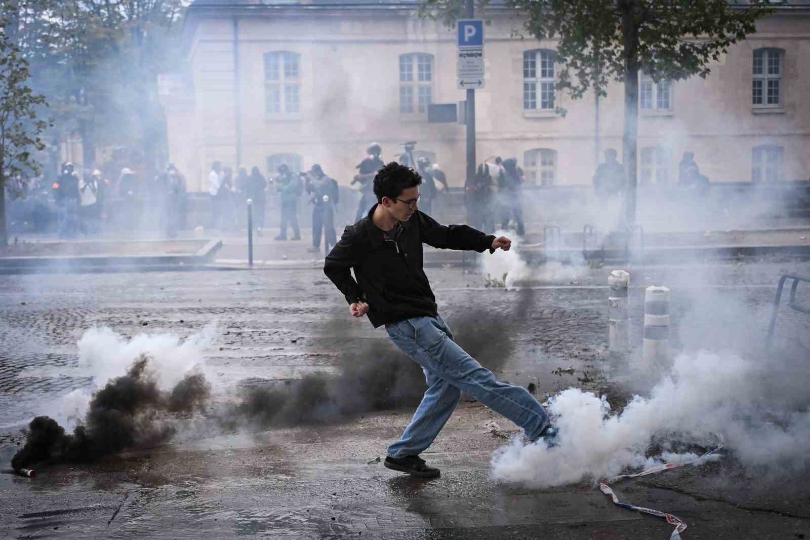 Fransa’da devam eden öğrenci protestolarında 160 binden fazla kişi sokağa indi