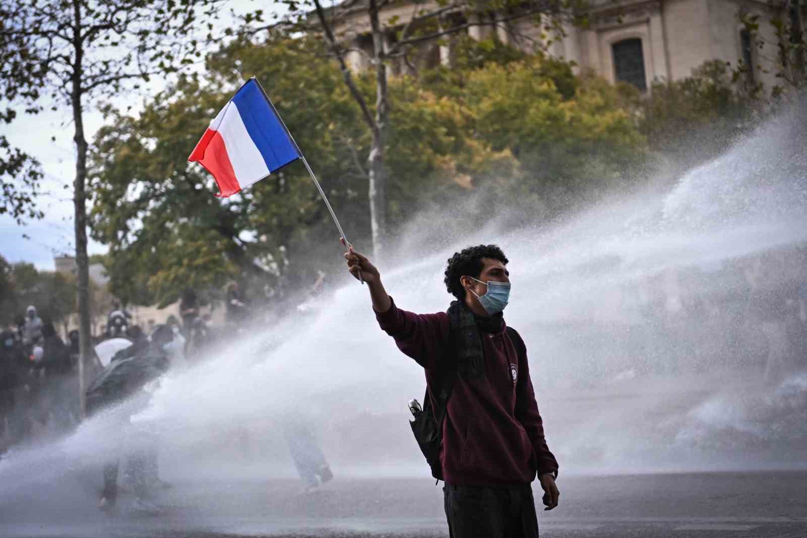 Fransa’da devam eden öğrenci protestolarında 160 binden fazla kişi sokağa indi