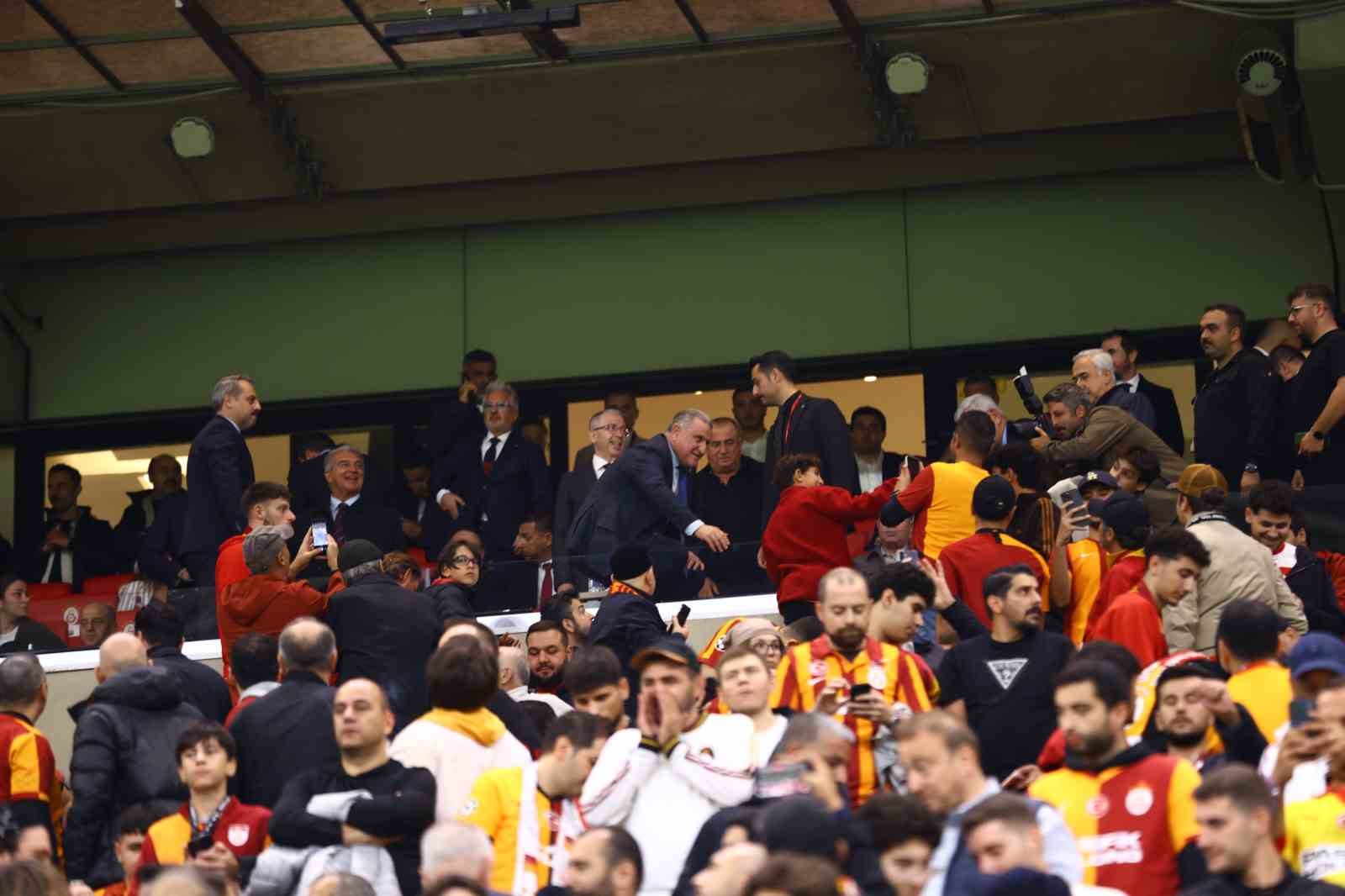 UEFA Şampiyonlar Ligi: Galatasaray: 0 - Barcelona: 0 (Maç devam ediyor)