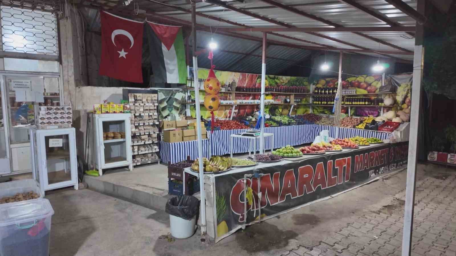 Hatay’da 3 yıldır marketine İsrail menşeli ürünleri sokmayan genç esnaf, dolabına boykot mesajı astı