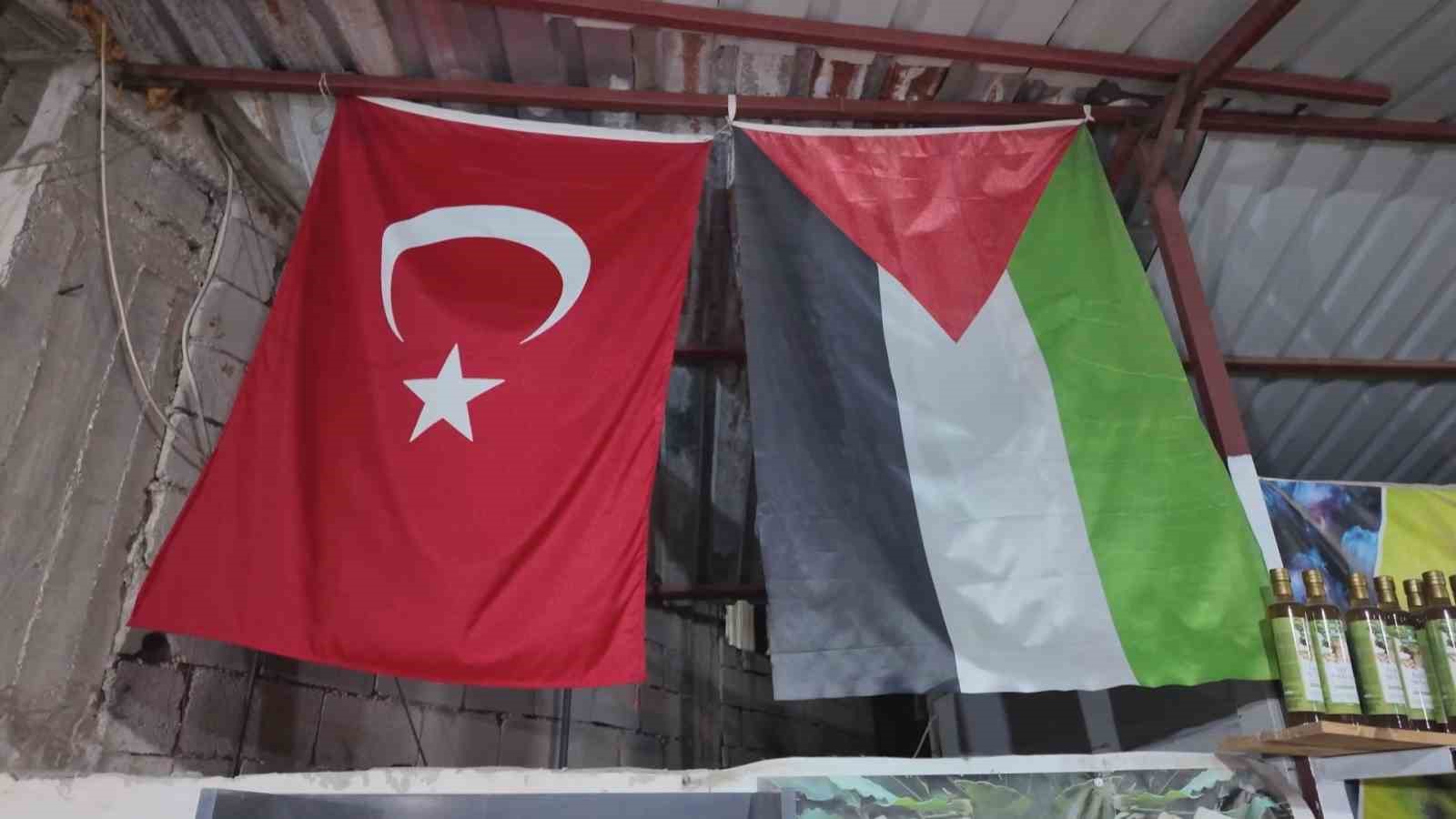 Hatay’da 3 yıldır marketine İsrail menşeli ürünleri sokmayan genç esnaf, dolabına boykot mesajı astı