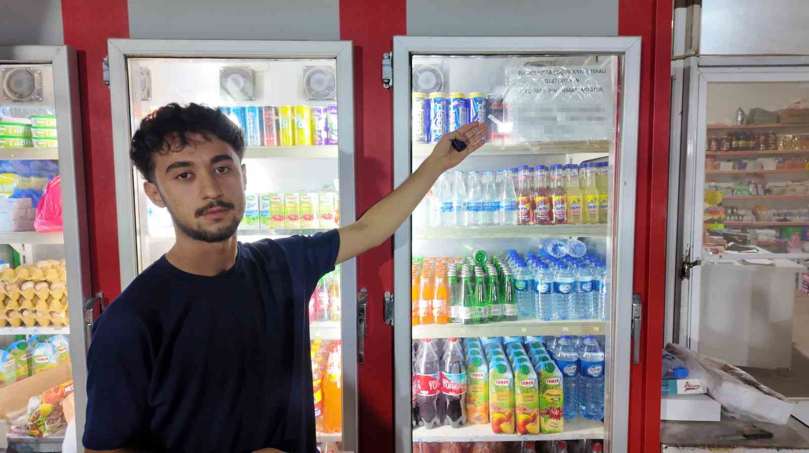 Hatay’da 3 yıldır marketine İsrail menşeli ürünleri sokmayan genç esnaf, dolabına boykot mesajı astı