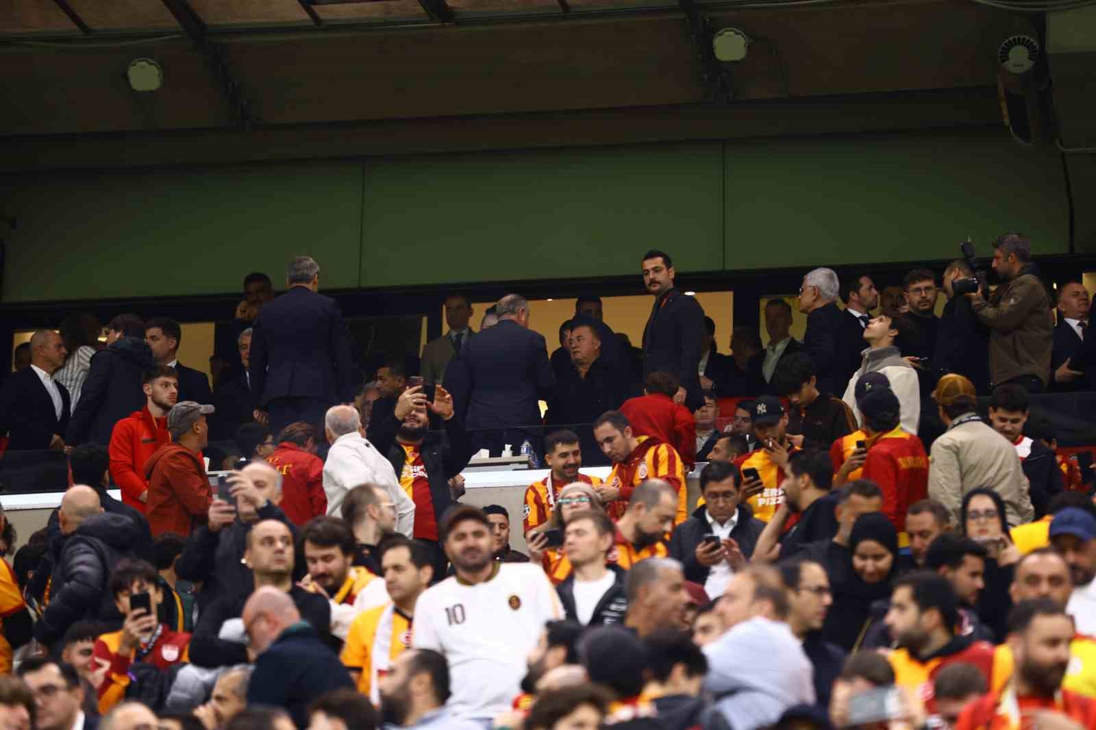 Bakan Osman Aşkın Bak, Galatasaray - Barcelona maçını izledi