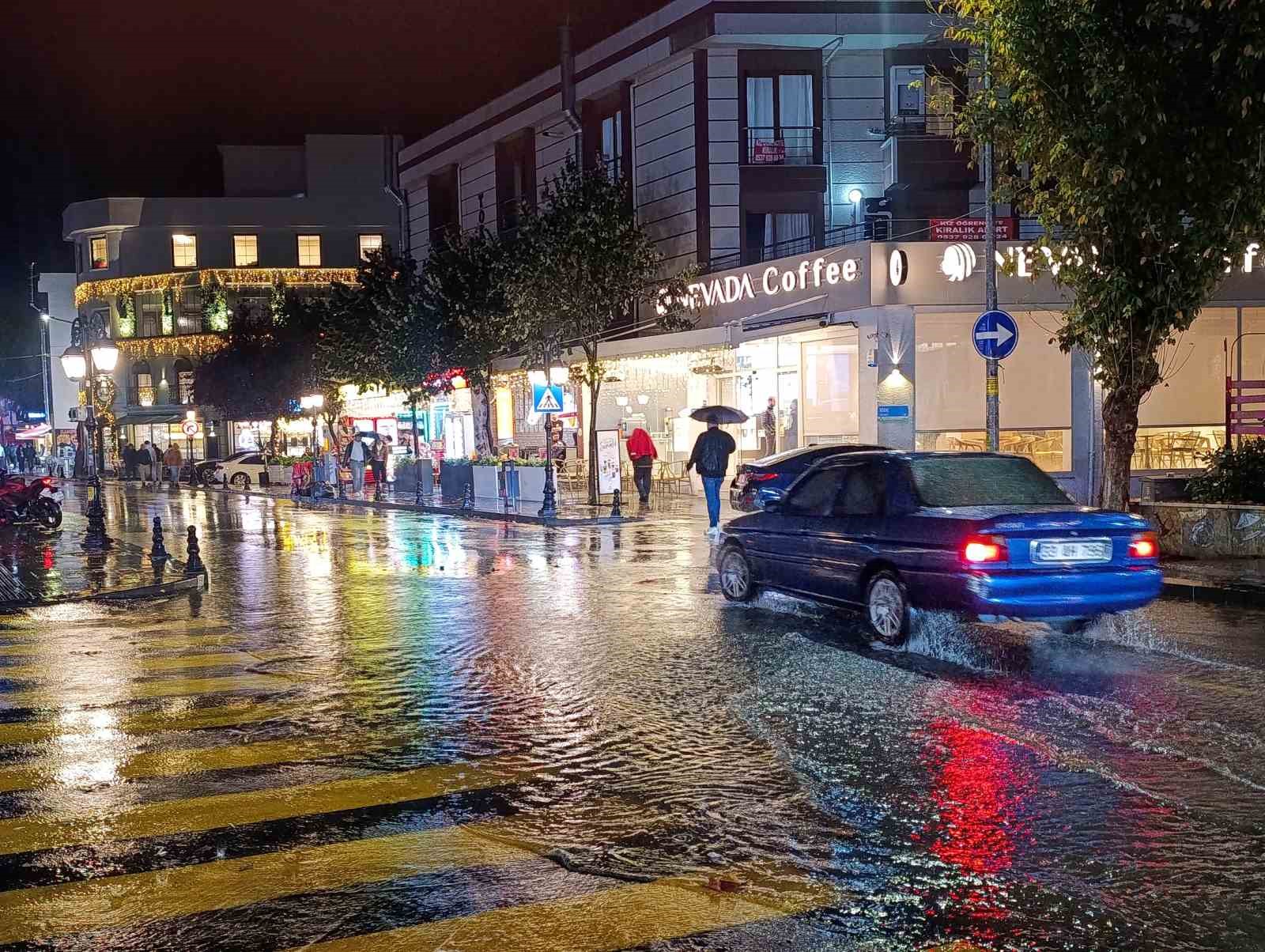 Tekirdağ’da şiddetli yağış: Cadde göle döndü, sürücüler zorlandı