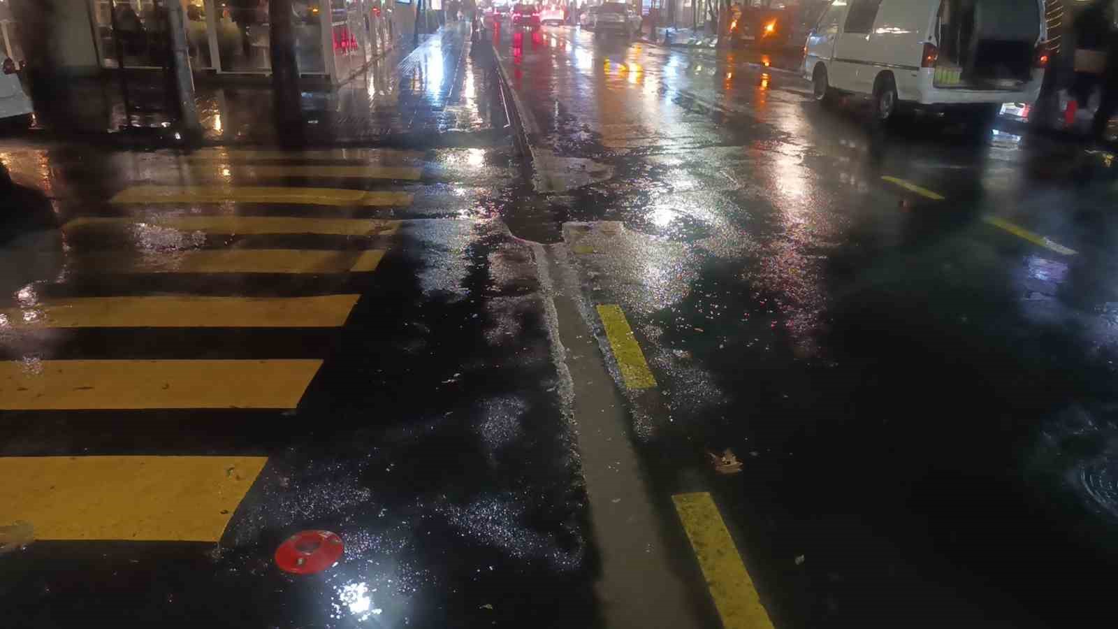 Tekirdağ’da şiddetli yağış: Cadde göle döndü, sürücüler zorlandı