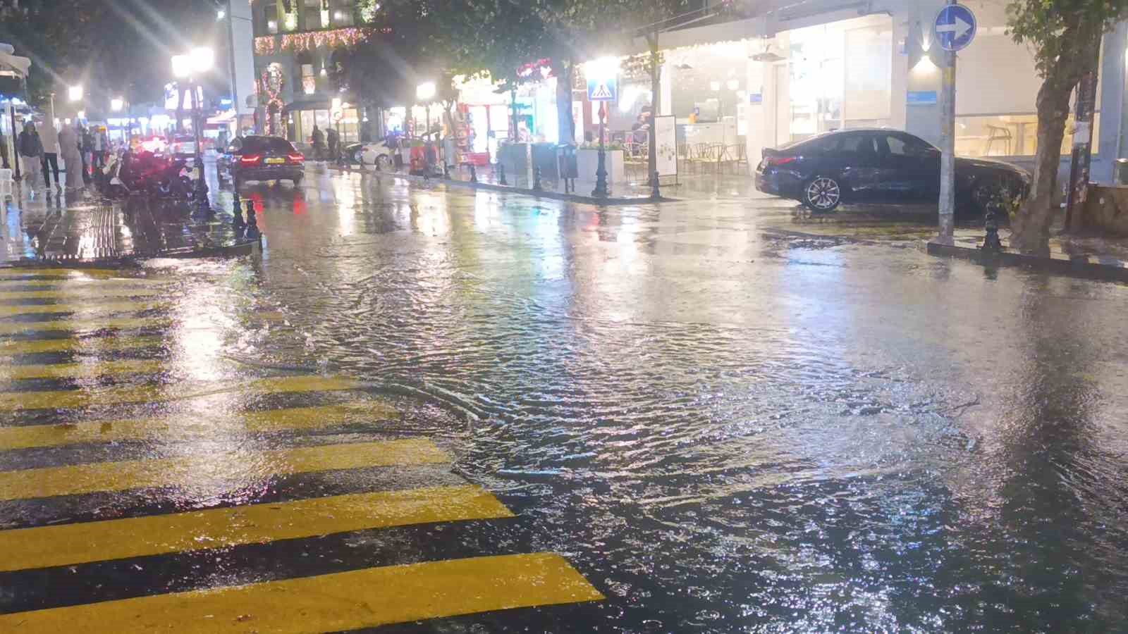 Tekirdağ’da şiddetli yağış: Cadde göle döndü, sürücüler zorlandı