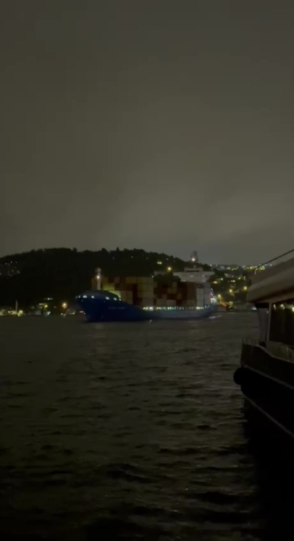 İstanbul Boğazı’nda arıza yaşayan gemi sürüklenerek ters döndü