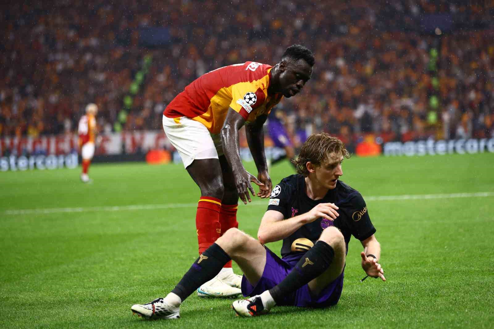 UEFA Şampiyonlar Ligi: Galatasaray: 1 - Barcelona: 1 (İlk yarı)