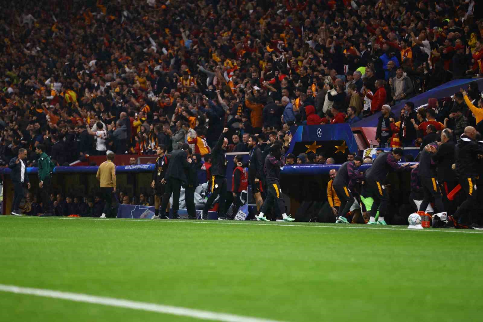 UEFA Şampiyonlar Ligi: Galatasaray: 1 - Barcelona: 1 (İlk yarı)