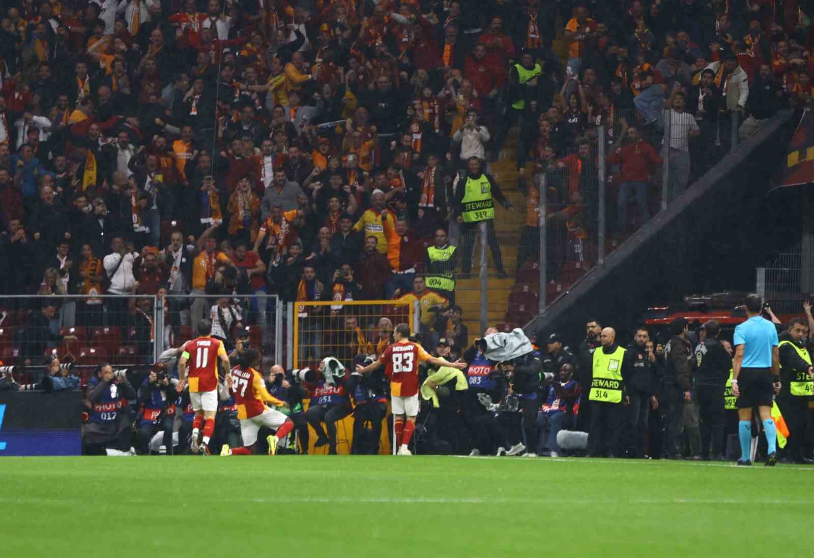 UEFA Şampiyonlar Ligi: Galatasaray: 1 - Barcelona: 1 (İlk yarı)