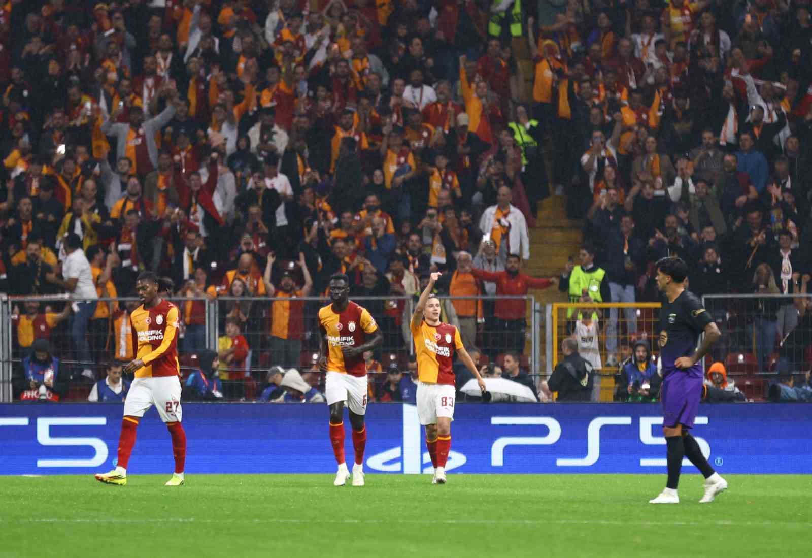 UEFA Şampiyonlar Ligi: Galatasaray: 1 - Barcelona: 1 (İlk yarı)