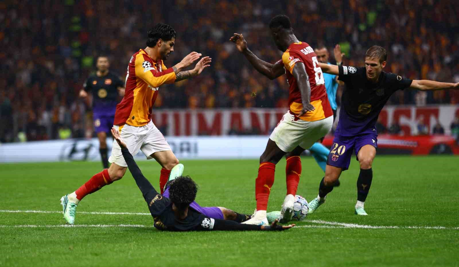 UEFA Şampiyonlar Ligi: Galatasaray: 1 - Barcelona: 1 (İlk yarı)