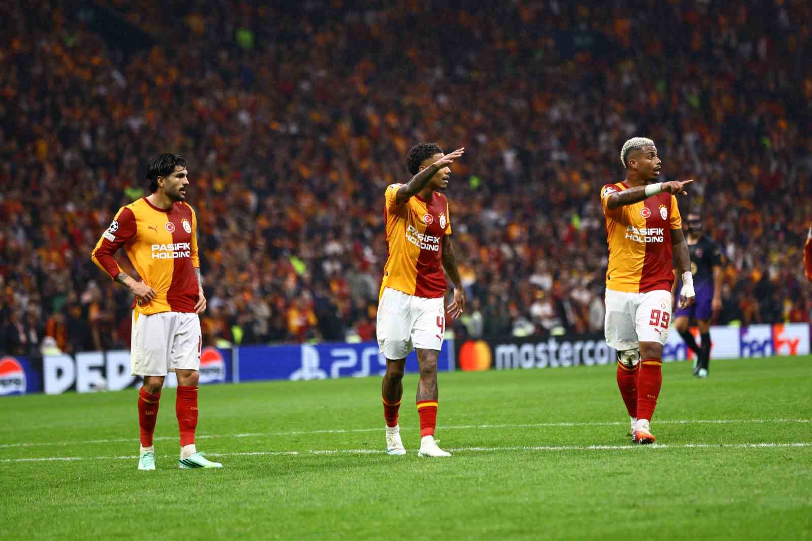 UEFA Şampiyonlar Ligi: Galatasaray: 1 - Barcelona: 1 (İlk yarı)