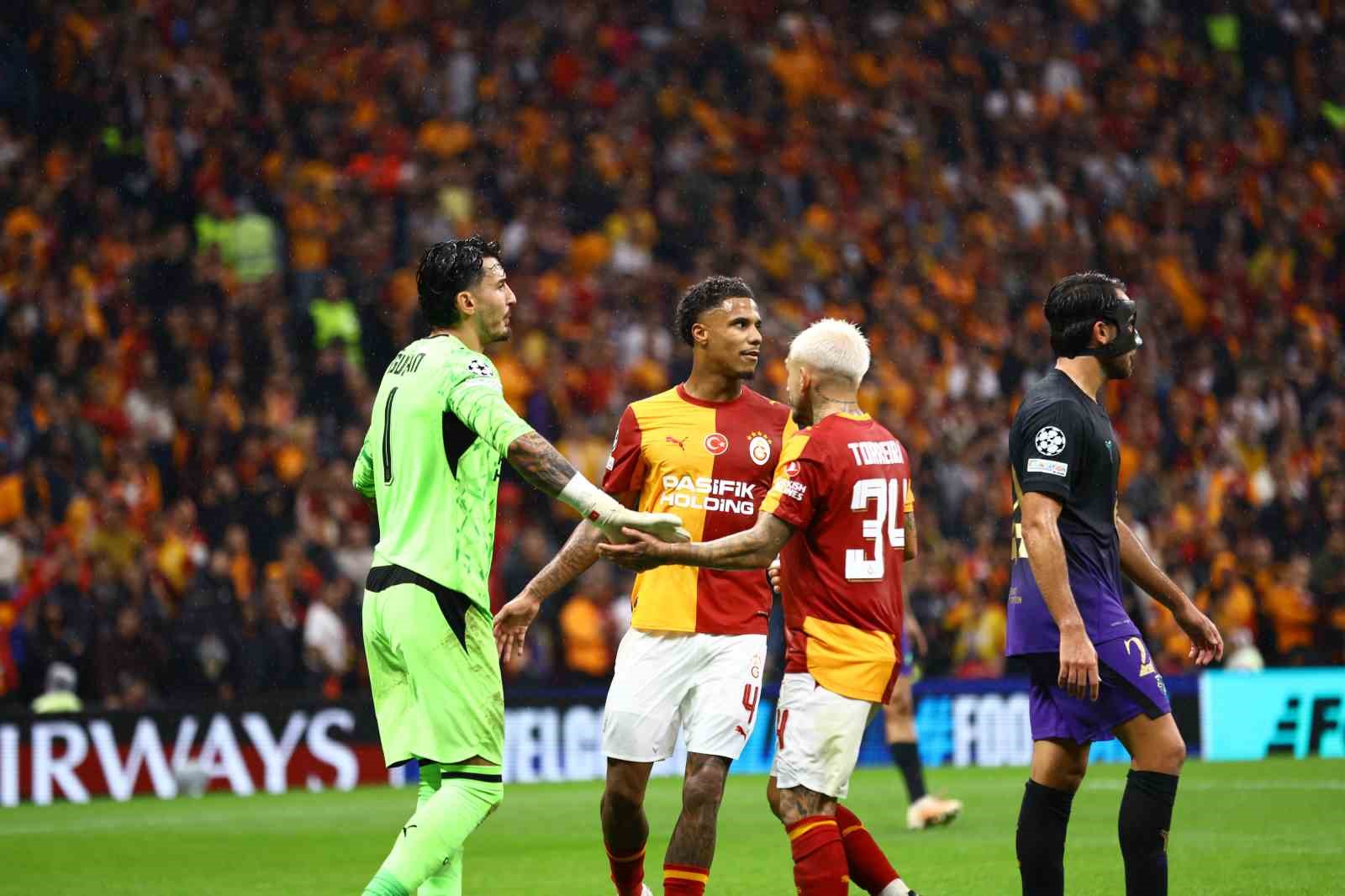 UEFA Şampiyonlar Ligi: Galatasaray: 1 - Barcelona: 1 (İlk yarı)