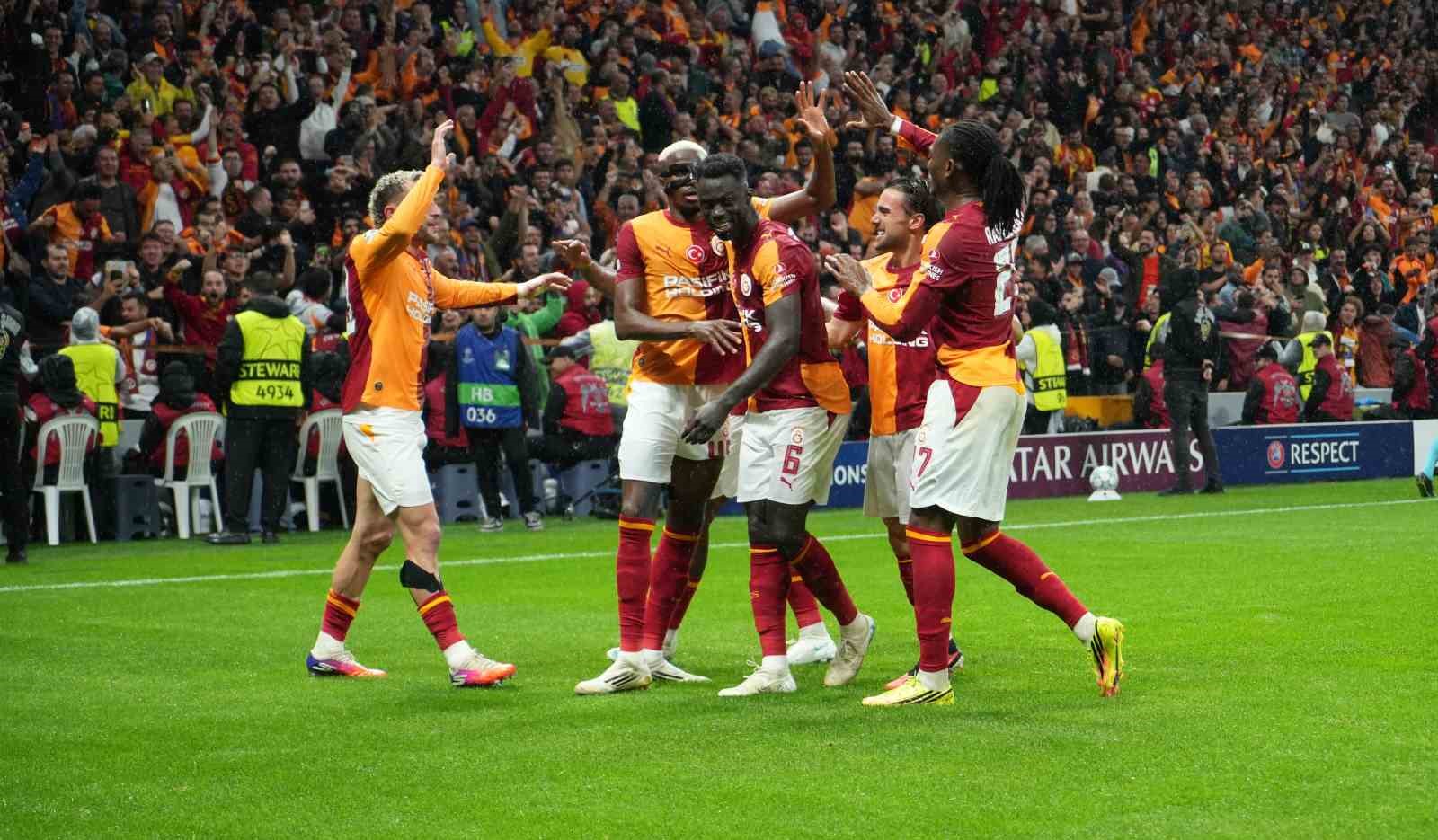 UEFA Şampiyonlar Ligi: Galatasaray: 1 - Barcelona: 1 (İlk yarı)