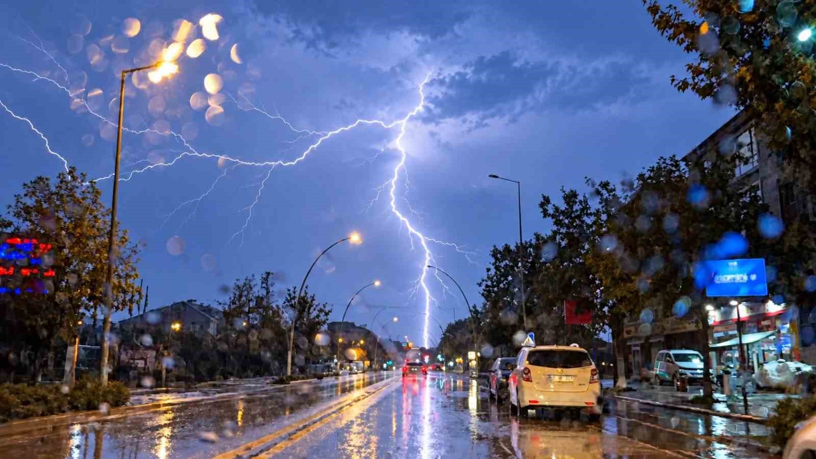 Düzce’de gece yarısı gök gürültülü sağanak yağış başladı
