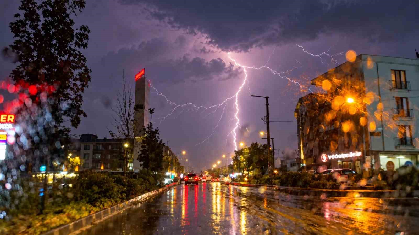 Düzce’de gece yarısı gök gürültülü sağanak yağış başladı
