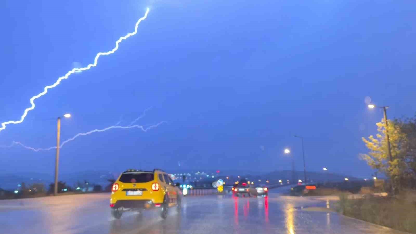 Düzce’de gece yarısı gök gürültülü sağanak yağış başladı