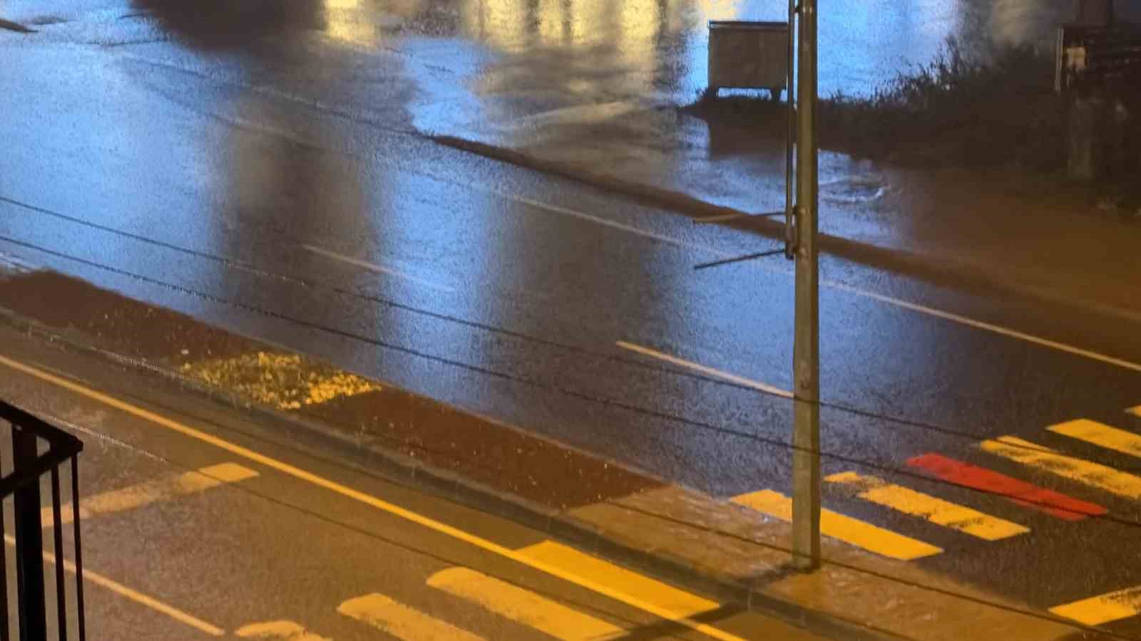 Düzce’de gece yarısı gök gürültülü sağanak yağış başladı