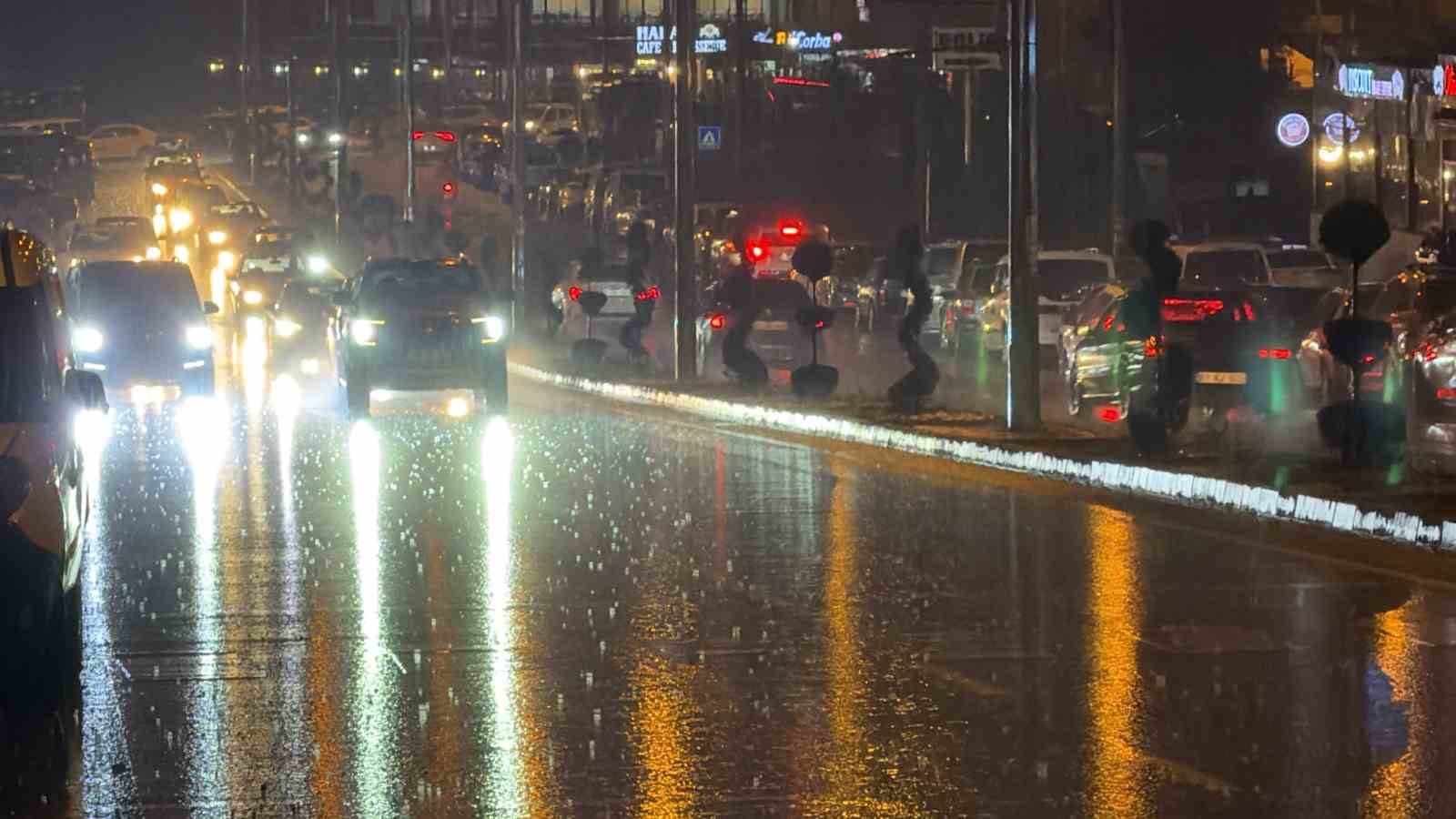 Düzce’de gece yarısı gök gürültülü sağanak yağış başladı