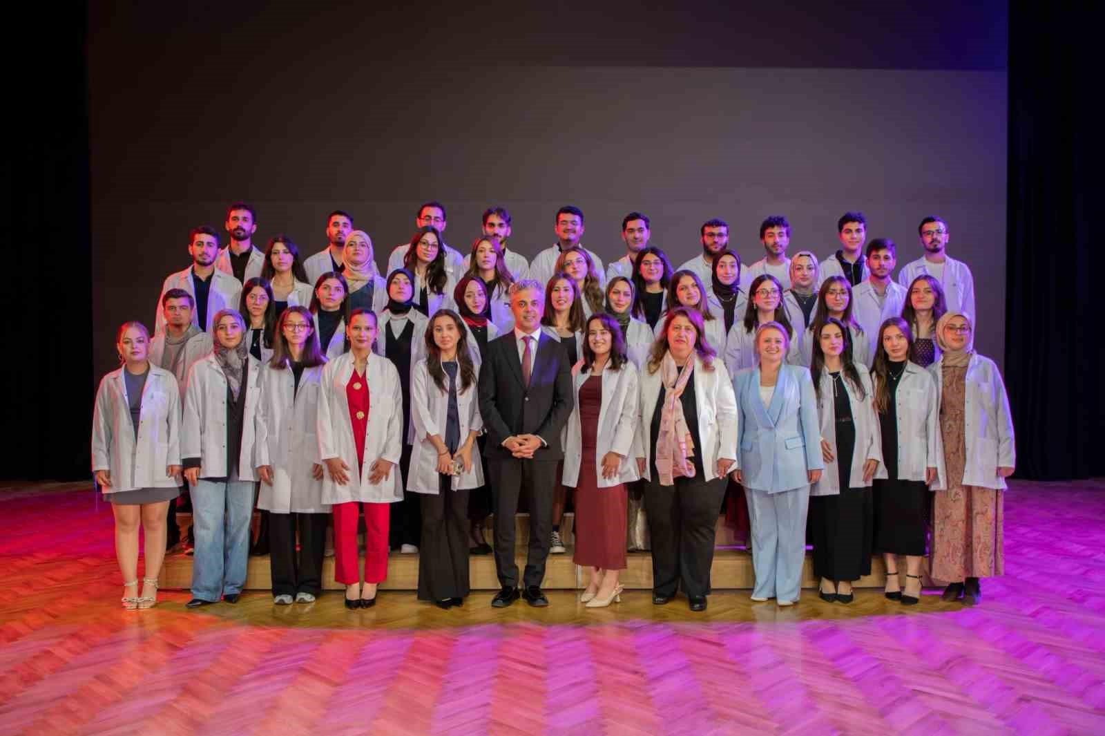 EBYÜ’de diş hekimliği öğrencileri beyaz önlüklerini giydi