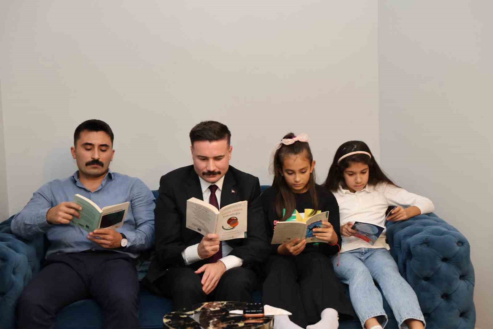 Gökçeada’da başlatılan kitap okuma projesi giderek büyüyor