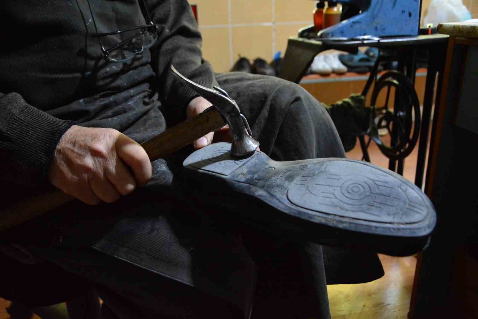 Yarım asırdır ayakkabı tamirciliği yapan 73 yaşındaki usta, mesleğini aşkla sürdürüyor