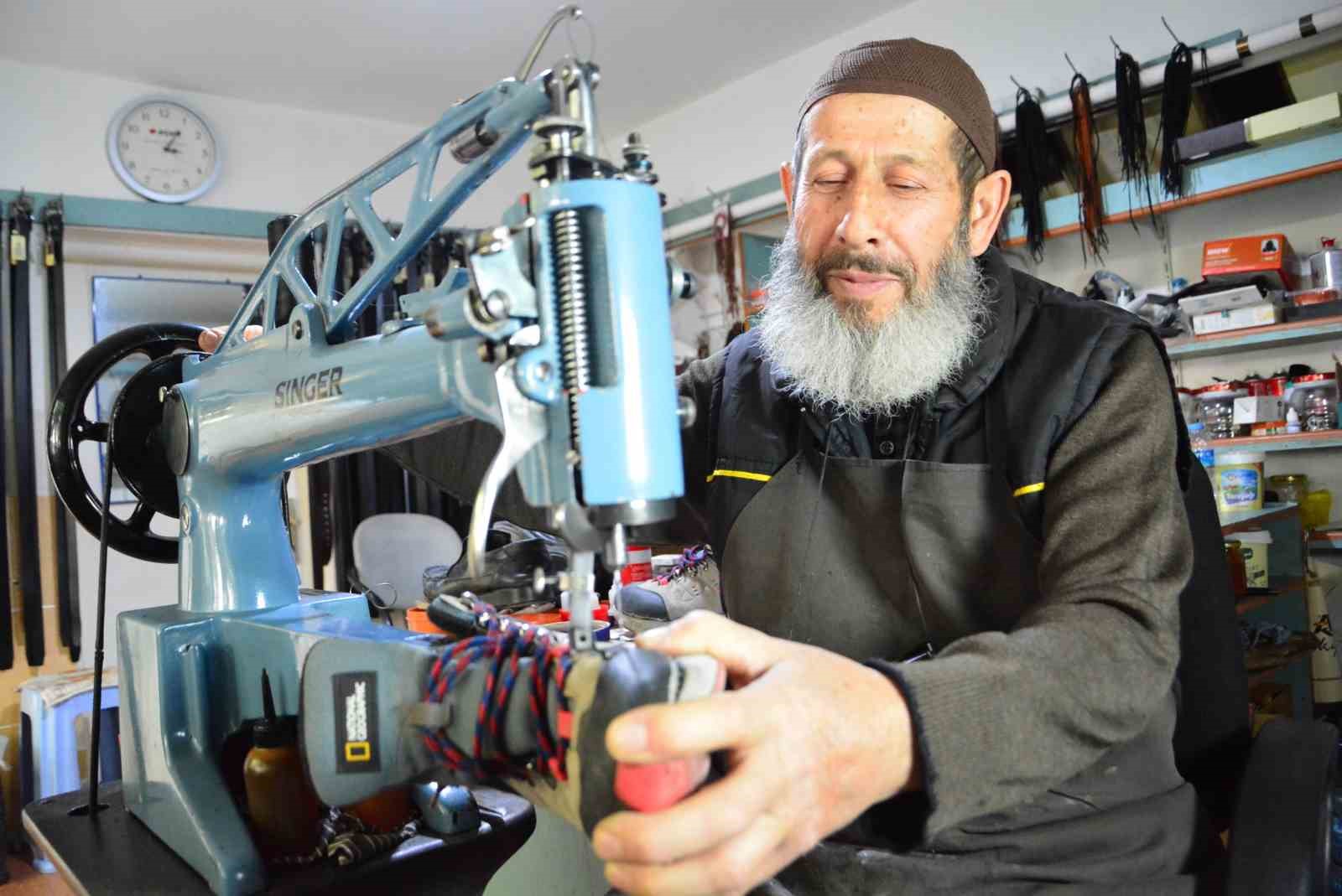 Yarım asırdır ayakkabı tamirciliği yapan 73 yaşındaki usta, mesleğini aşkla sürdürüyor