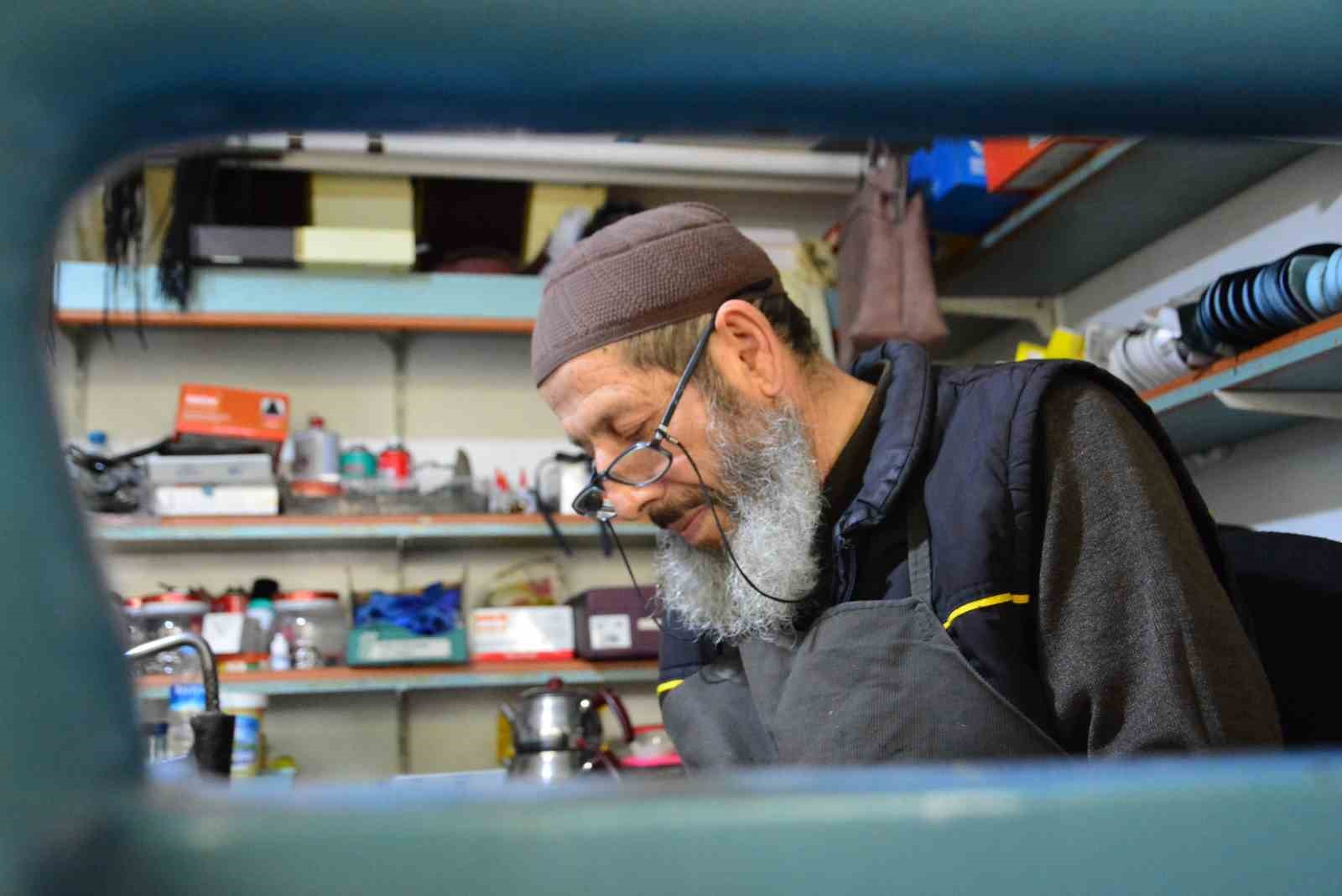 Yarım asırdır ayakkabı tamirciliği yapan 73 yaşındaki usta, mesleğini aşkla sürdürüyor