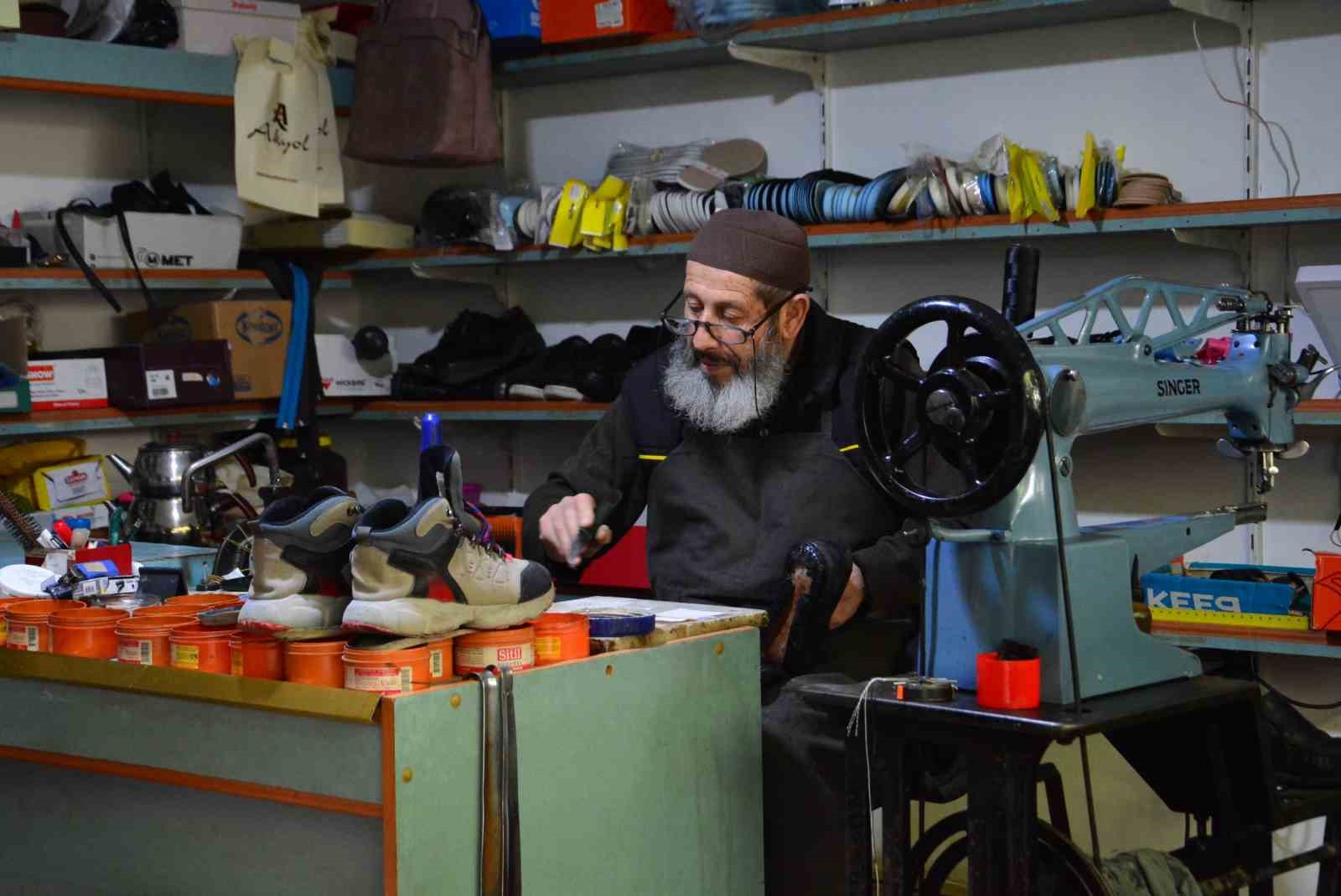 Yarım asırdır ayakkabı tamirciliği yapan 73 yaşındaki usta, mesleğini aşkla sürdürüyor