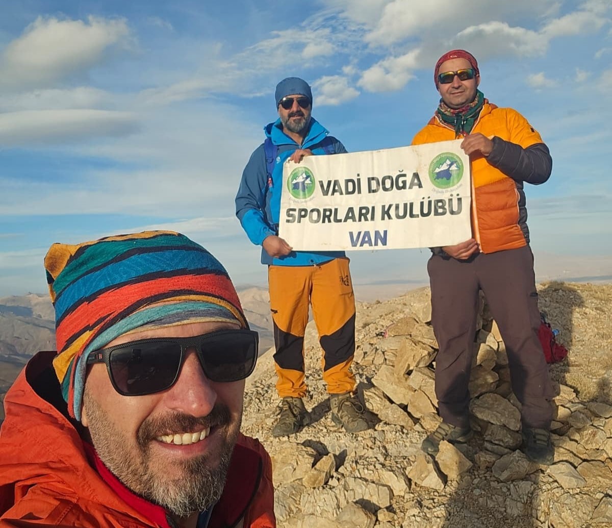 Van’da 3 bin 600 rakımlı İspiriz Dağı’na zirve tırmanışı