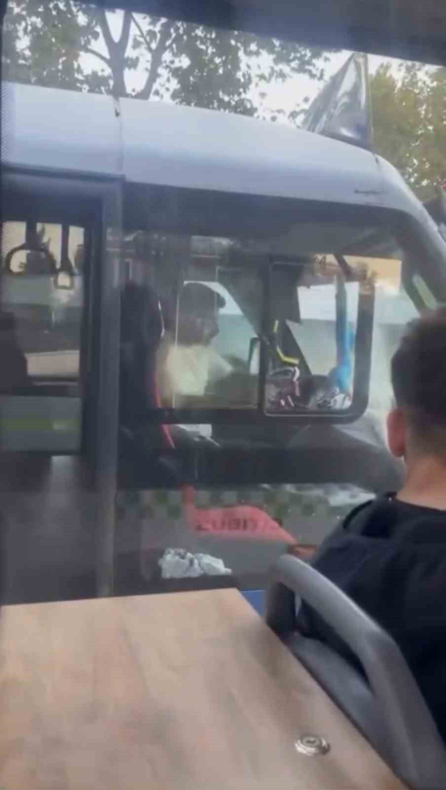 Şoförler arasında yol tartışması kamerada