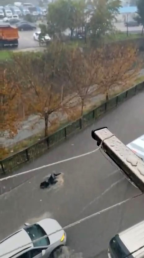Esenyurt’ta suya kapılan kadın böyle sürüklendi