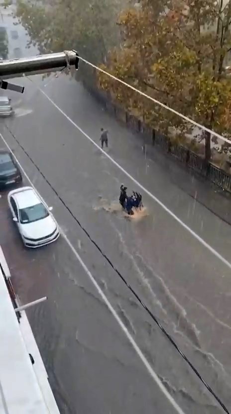 Esenyurt’ta suya kapılan kadın böyle sürüklendi