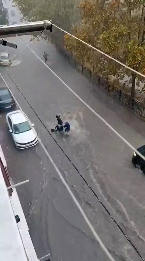 Esenyurt’ta suya kapılan kadın böyle sürüklendi