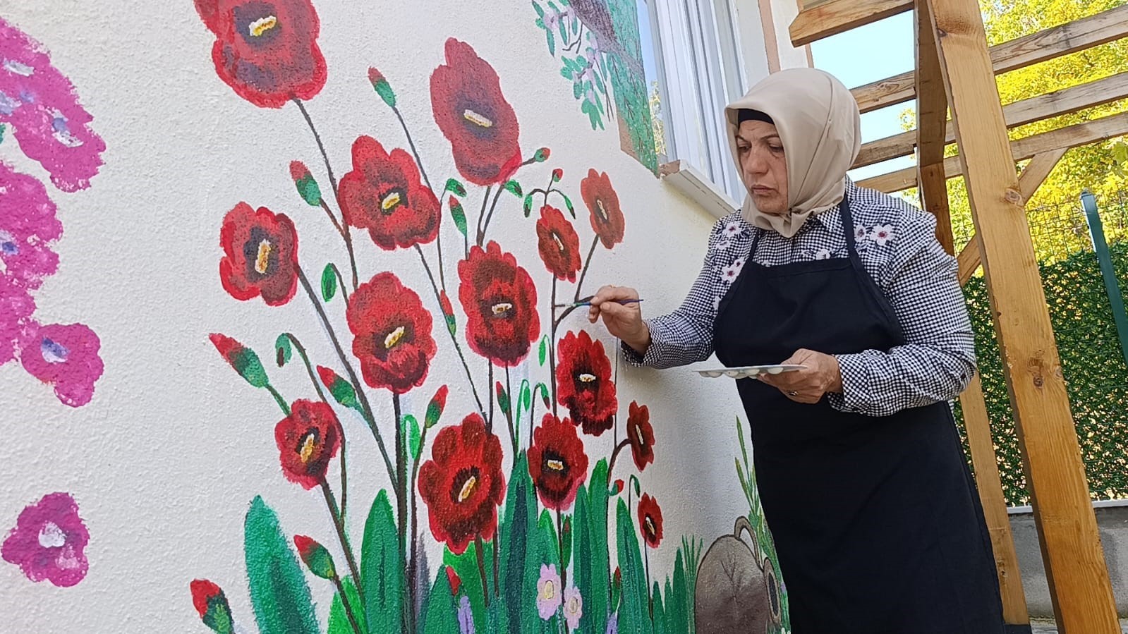Çocukluk hayalini evinin duvarına yansıttı: Müstakil evini sergi salonuna dönüştürdü
