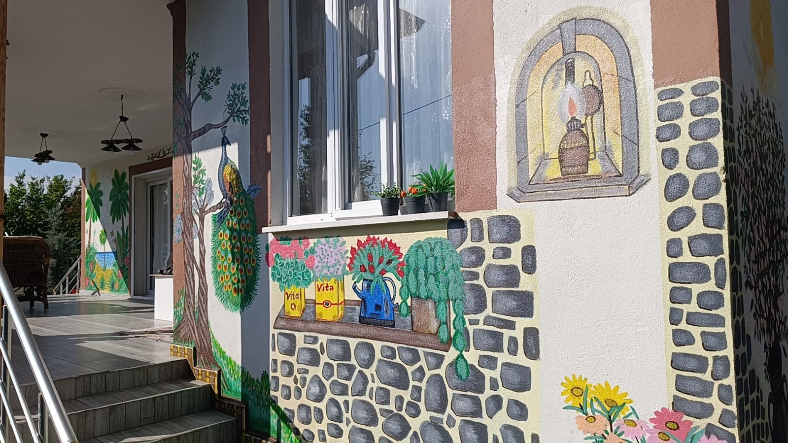 Çocukluk hayalini evinin duvarına yansıttı: Müstakil evini sergi salonuna dönüştürdü