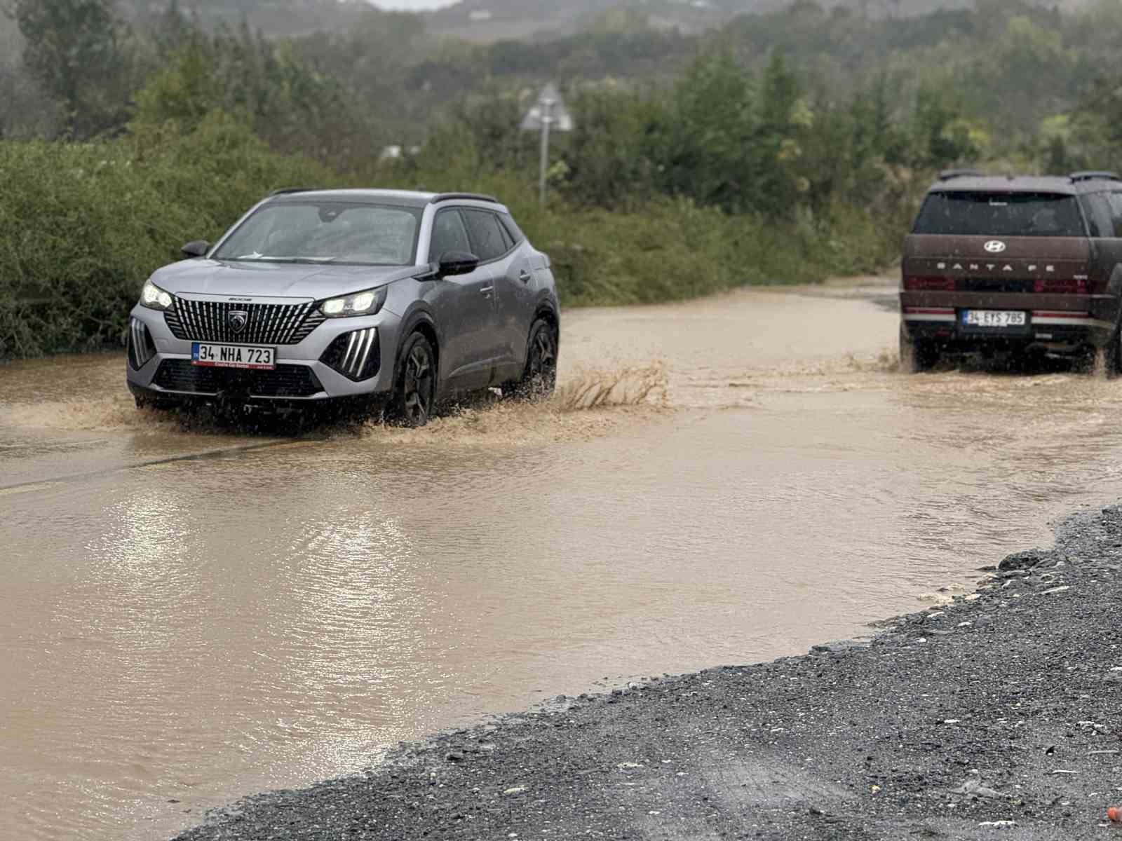 Başakşehir’de sağanak yağmur nedeniyle araç çukura düştü