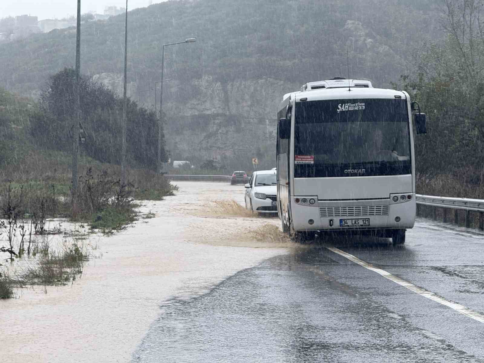 Başakşehir’de sağanak yağmur nedeniyle araç çukura düştü