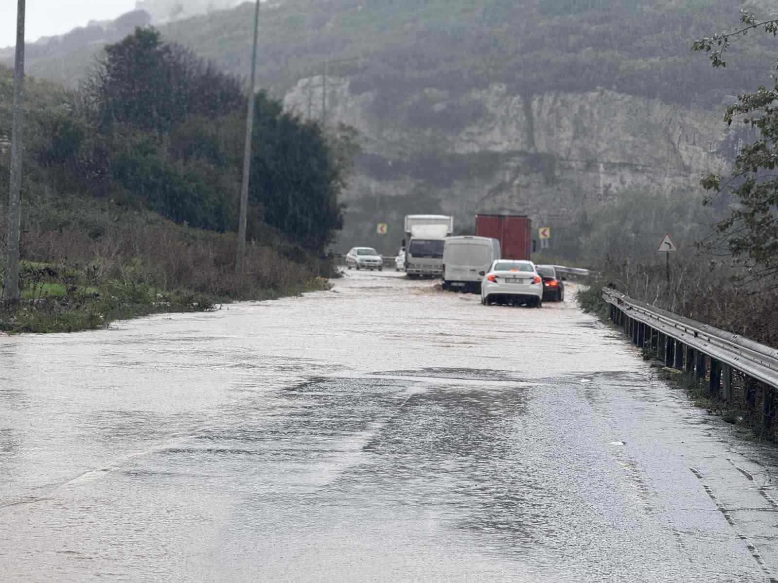 Başakşehir’de sağanak yağmur nedeniyle araç çukura düştü